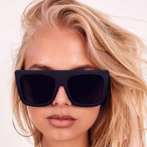 QUAY CAFÉ RACER SUNGLASSES.